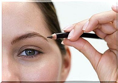 The appearance of the eyebrows can be improved with makeup