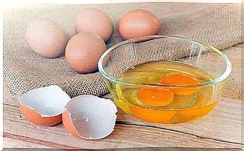 How to use yolk for moisturizing dry hair