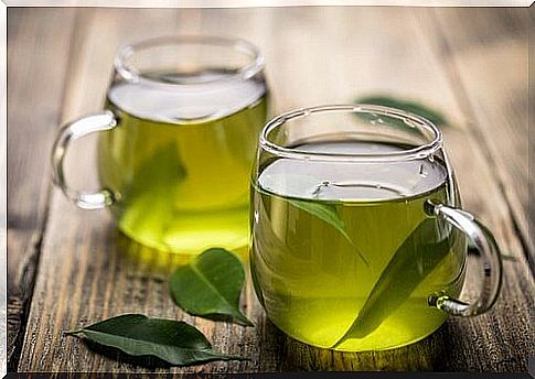 Natural treatments for water retention such as green tea