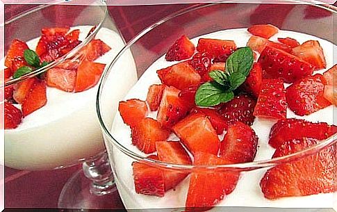 Natural products for moisturizing the skin such as a mixture of strawberry and yogurt