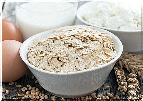 Oats and eggs in natural products for moisturizing the skin