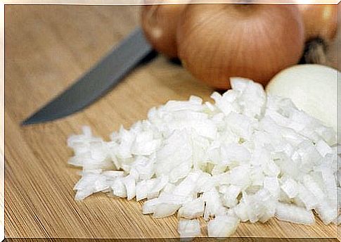 Apply a local treatment with onions to combat cough