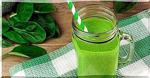 Consume smoothies to detoxify the body with mangold