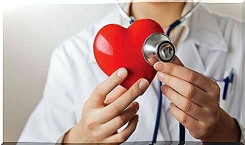 Doctor recommending a green apple on an empty stomach for the heart