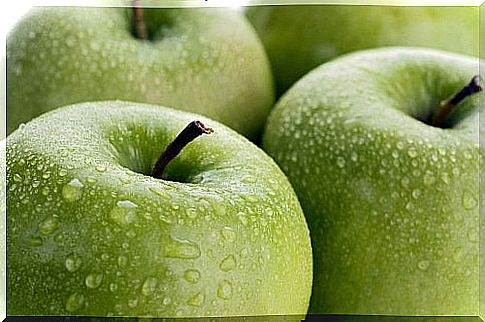 Benefits of green apples due to their rich mineral content