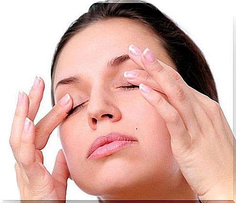 Moisturizing the skin also includes the eye area