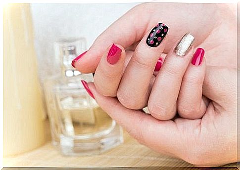 Acrylic nails can cause infections