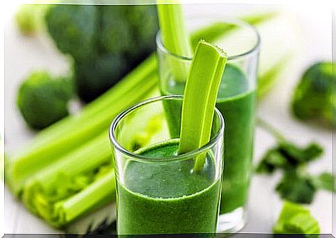 A smoothie with celery to clean the bladder