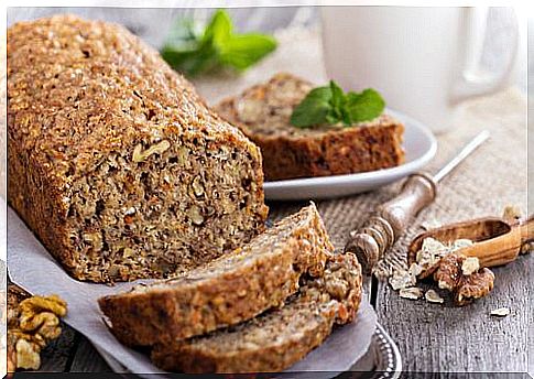 Bread with oats, bananas and nuts without gluten and lactose