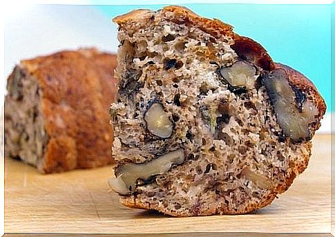 Bread with oats, bananas and nuts easy to prepare