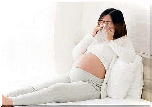 Woman experiencing colds during pregnancy