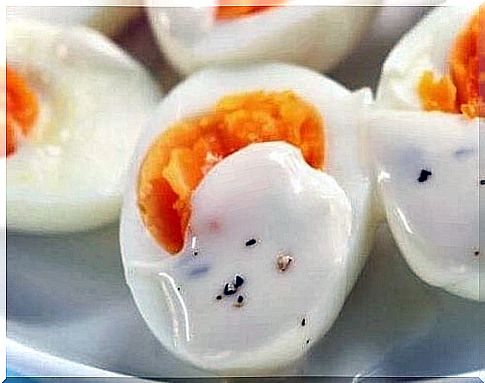 Boiled eggs with cream sauce