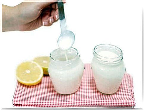 Jars with aqueous natural yogurt