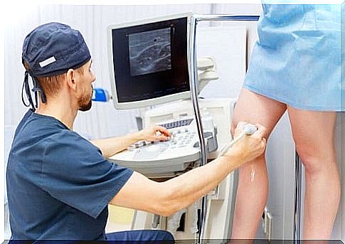 Specialist explaining what varicose veins are