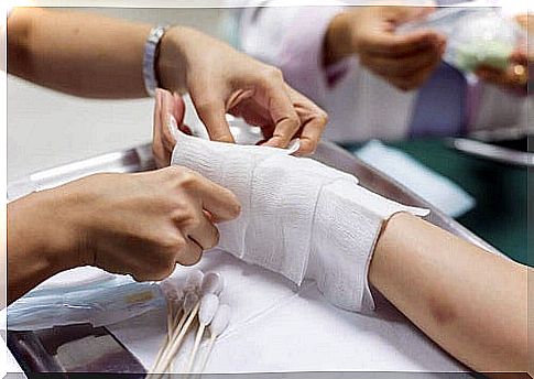 First aid in burns by applying a bandage