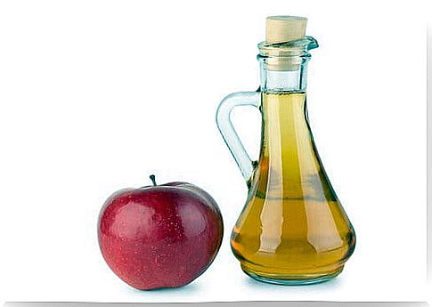 Apple cider vinegar strengthens nails