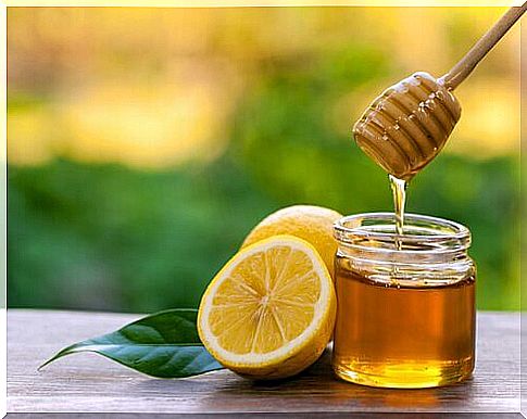 Warm water with honey supports the detoxification of the body