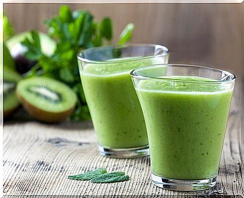 Slimming drinks with spinach and kiwi