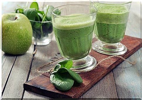 Slimming drinks with spinach and apples