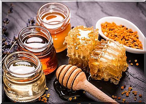 Remedy with honey and turmeric for treating many ailments