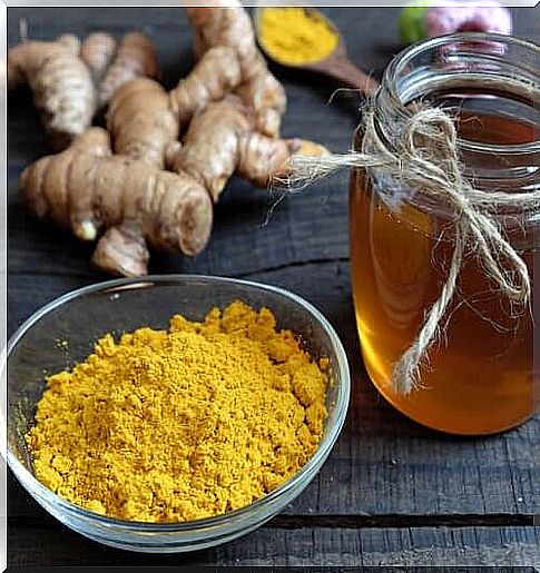 How to prepare the remedy with honey and turmeric