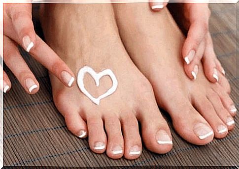 Moisturize the feet with cream