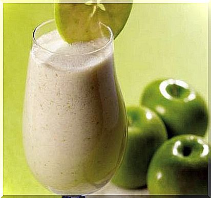 Oatmeal and green apple smoothie