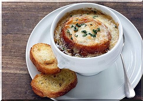 Onion and garlic soup with many health benefits