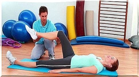 Physiotherapist explaining recovery after a patient's knee arthroplasty