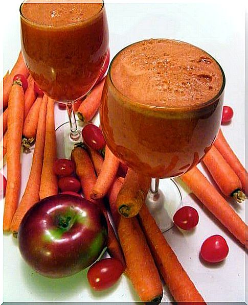 Smoothies with carrots and apples