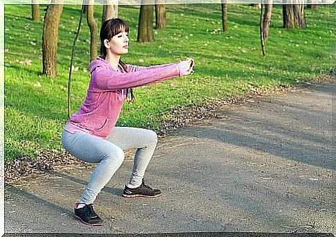 Exercises to tone the legs performed in the park