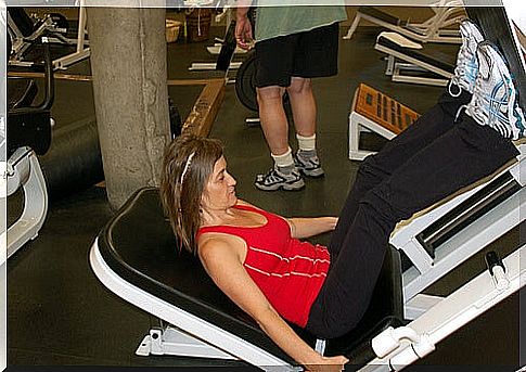 Exercises to tone the legs performed on the machine