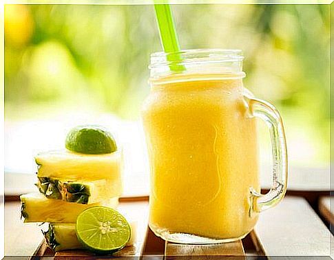 Treat constipation with a pineapple smoothie