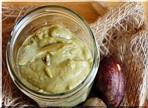 Avocado paste against stretch marks