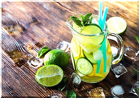 Detoxifying water recipes with lemon