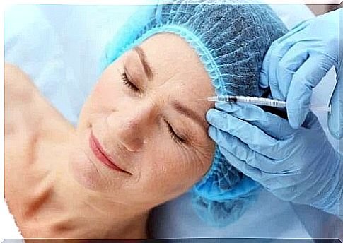 Woman receiving hyaluronic acid injections