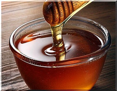 Honey is useful for treating a 1st degree burn